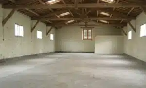 Hangar après débarrassage Hangar débarrassé, surface vide